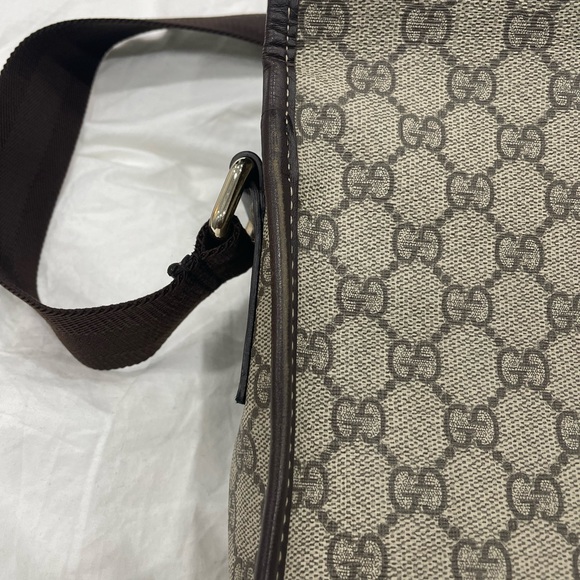 GUCCI BROWN GG SUPREME MESSENGER BAG - Picture 4 of 10